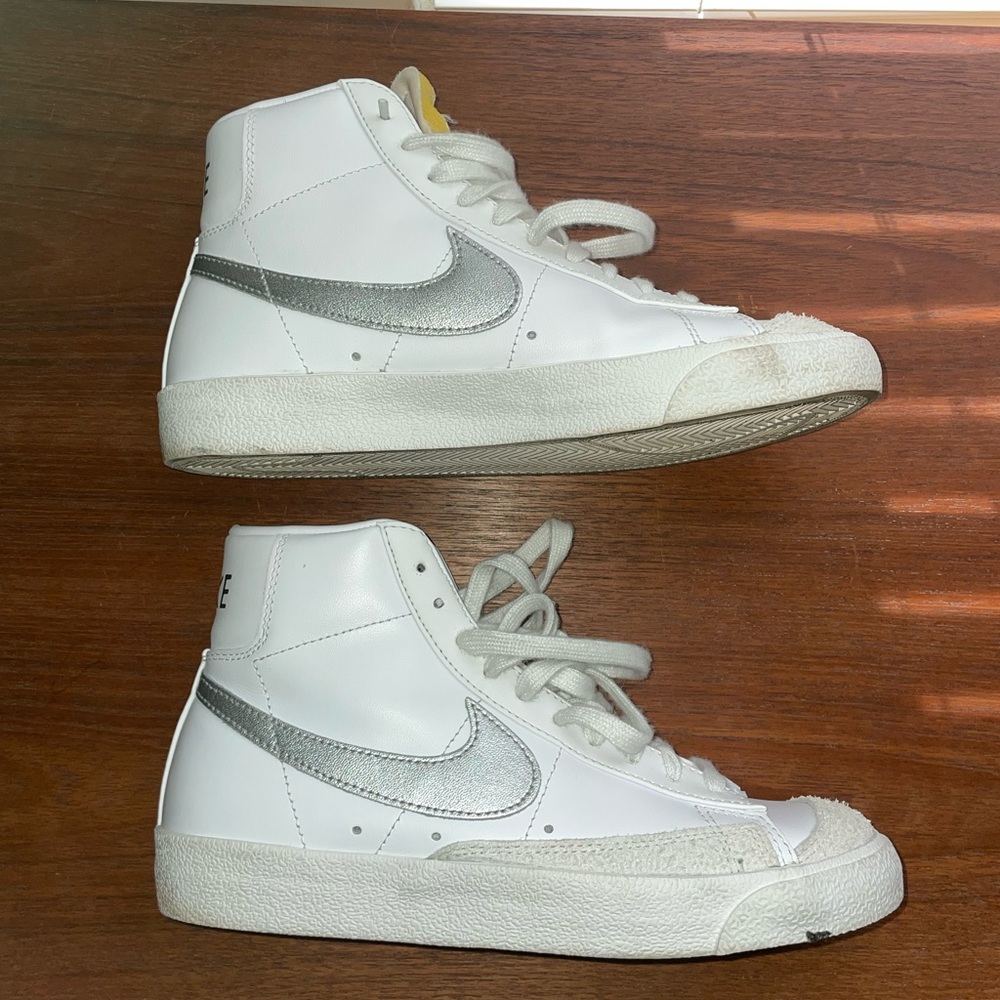 2020 Wmns Blazer Mid '77 'White Silver
Metallic' SIZE 7.5